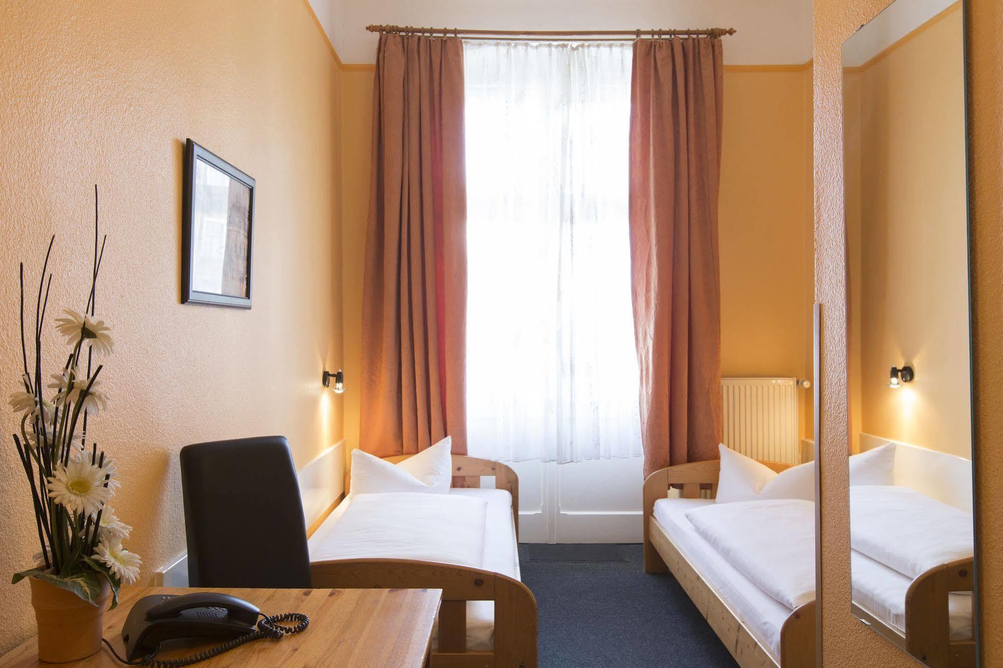 Hotel Am Hermannplatz Berlin Bagian luar foto