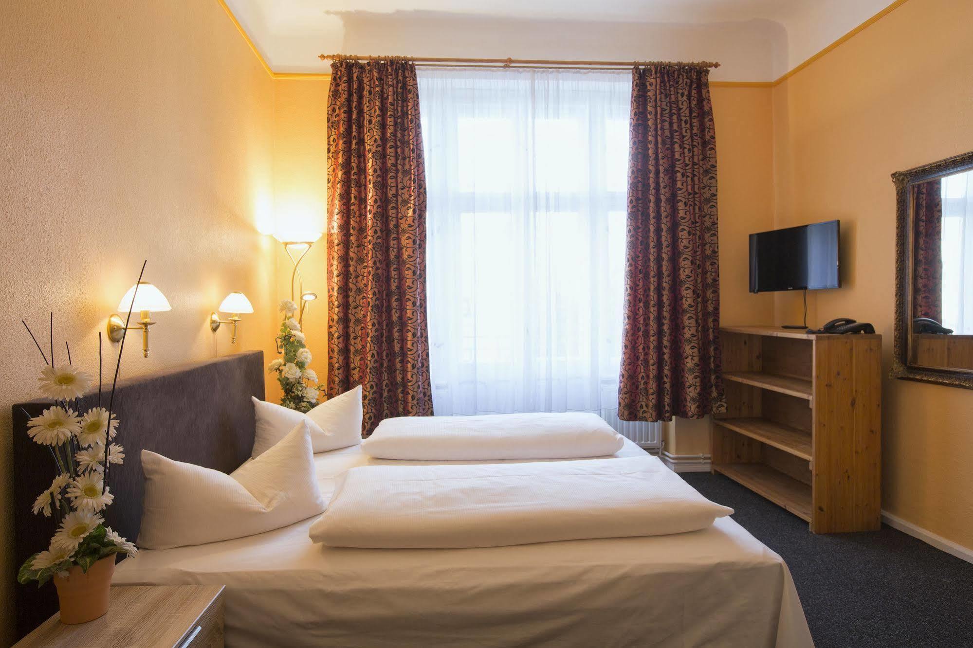 Hotel Am Hermannplatz Berlin Bagian luar foto