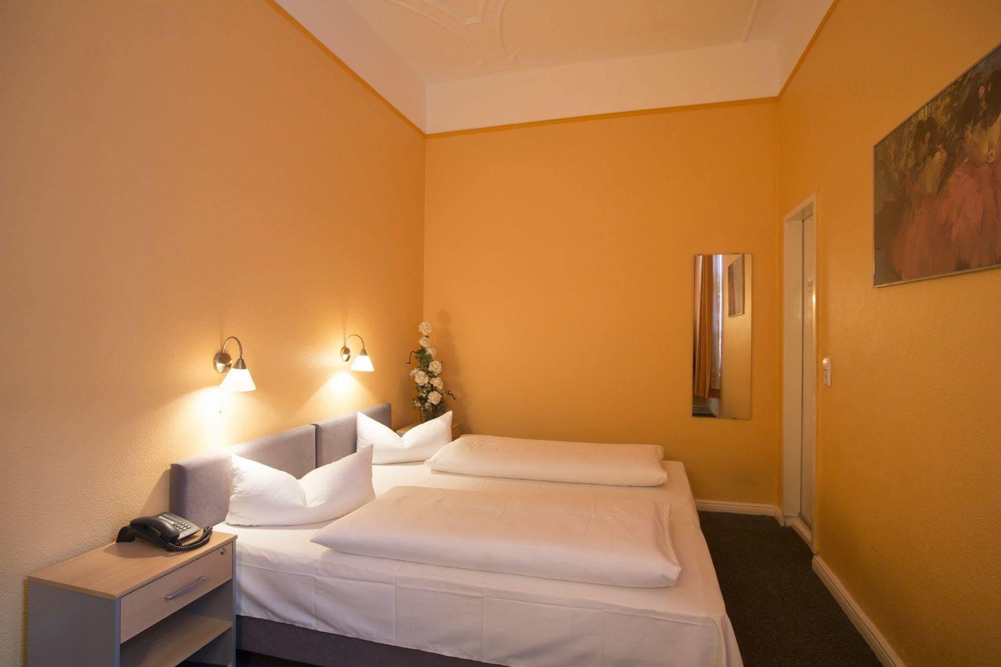 Hotel Am Hermannplatz Berlin Bagian luar foto