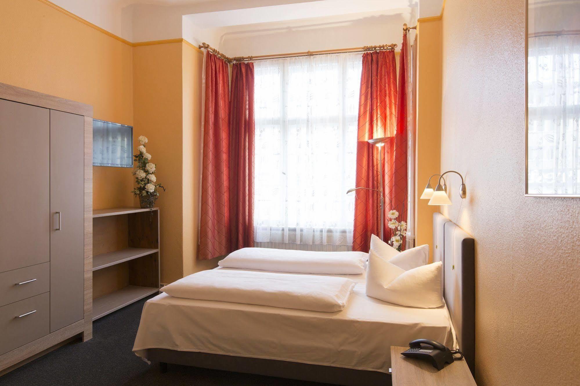 Hotel Am Hermannplatz Berlin Bagian luar foto