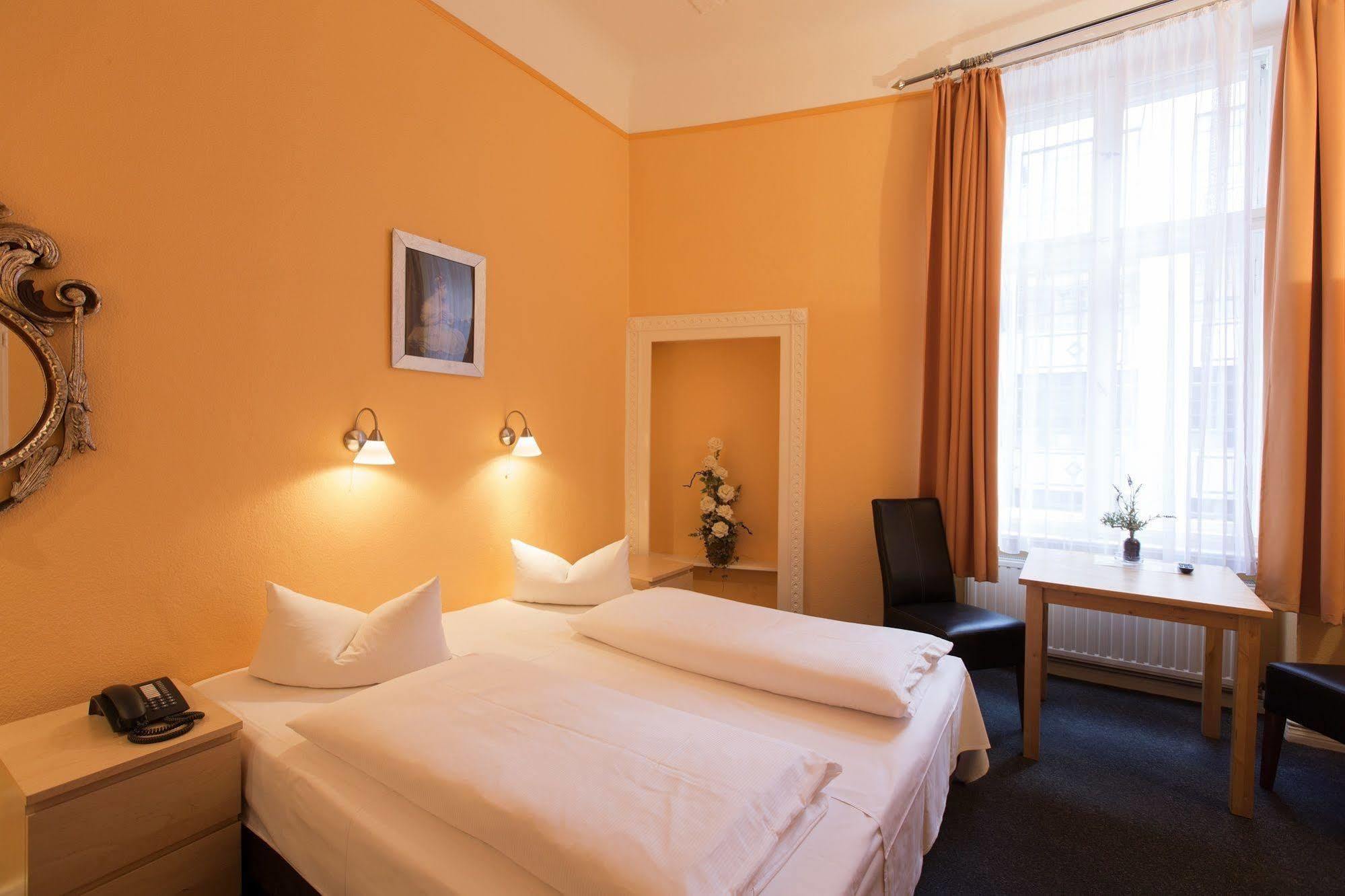 Hotel Am Hermannplatz Berlin Bagian luar foto