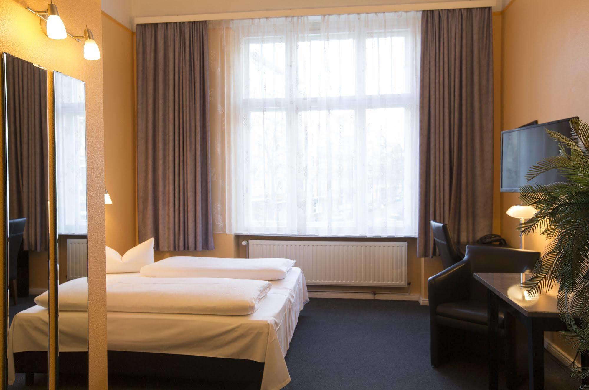 Hotel Am Hermannplatz Berlin Bagian luar foto